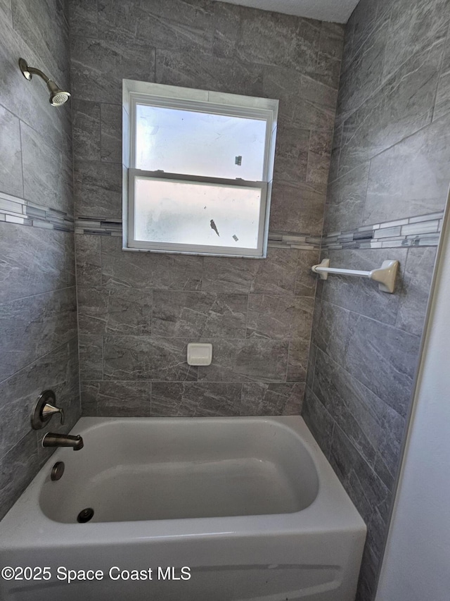 bathroom featuring tiled shower / bath combo