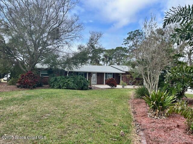 single story home featuring a front lawn