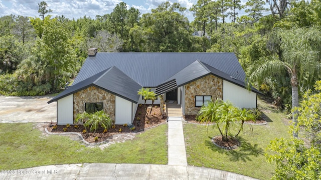 view of front facade with a front lawn