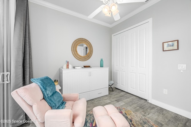 living area featuring light wood-type flooring, ceiling fan, and crown molding