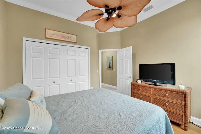 bedroom featuring ceiling fan and a closet