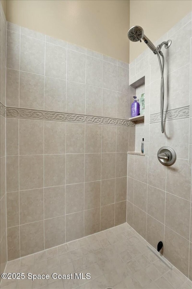 bathroom featuring tiled shower