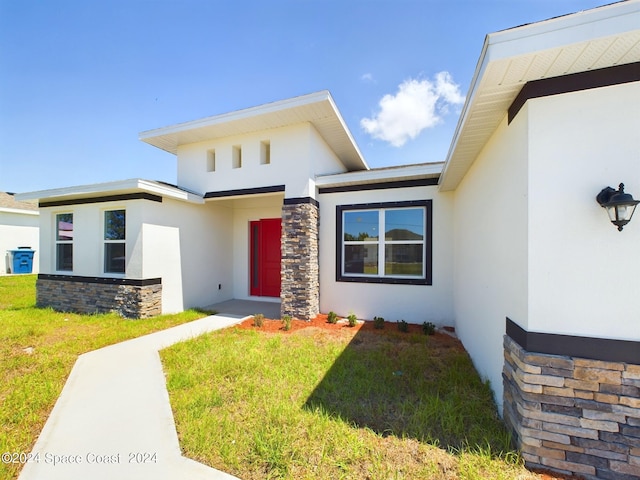 view of front of property with a front yard