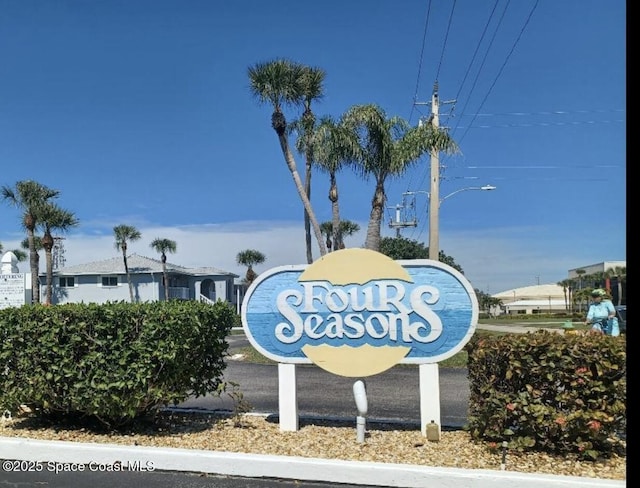 view of community / neighborhood sign