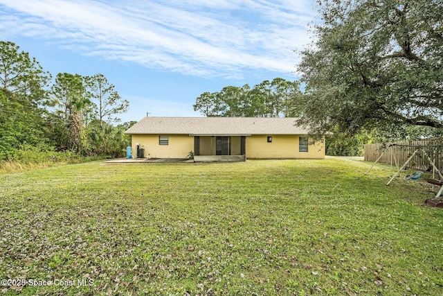 back of house featuring a lawn