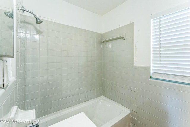 bathroom with tiled shower / bath