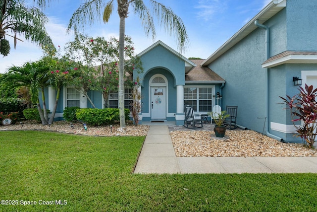 view of front of home featuring a front lawn