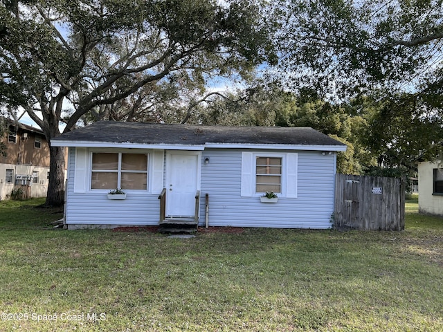 view of front of property featuring a front lawn