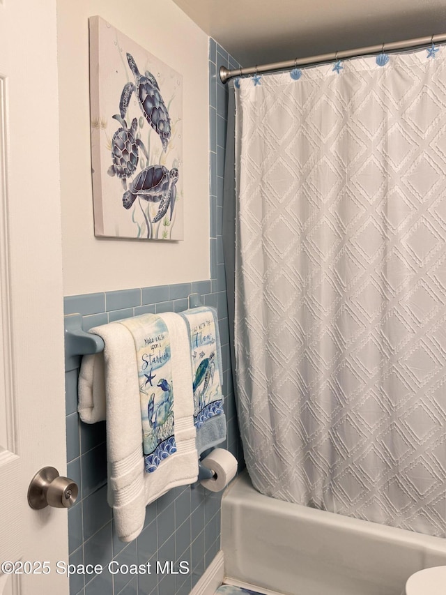 bathroom featuring shower / bath combo with shower curtain