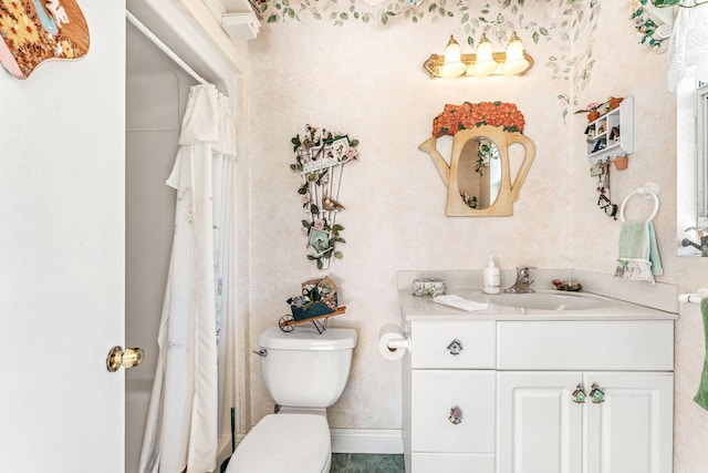 bathroom featuring a shower with shower curtain, vanity, and toilet