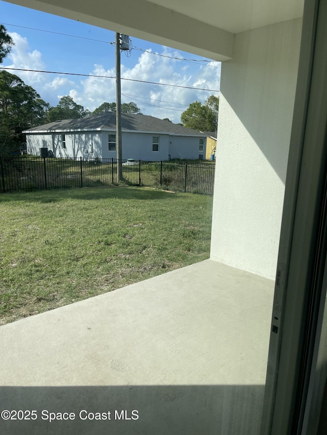 view of yard featuring a patio