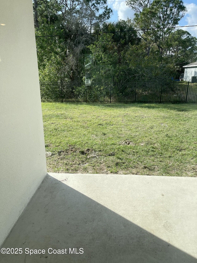 view of yard featuring a patio area