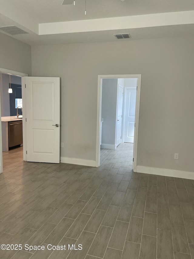 unfurnished room with dark hardwood / wood-style flooring, sink, and ceiling fan