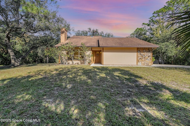 single story home featuring a lawn