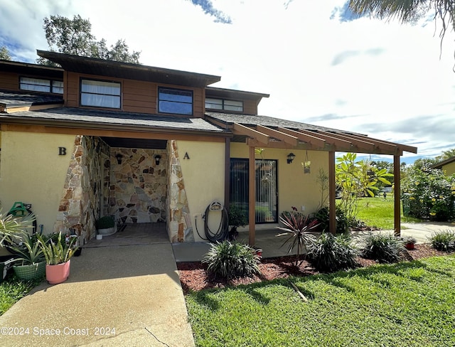 view of front facade with a front lawn