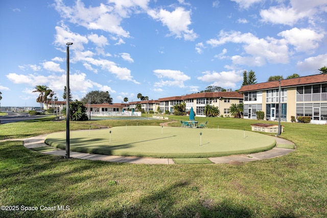 view of property's community featuring a lawn