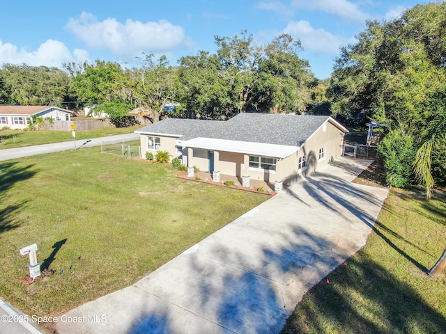 single story home featuring a front lawn