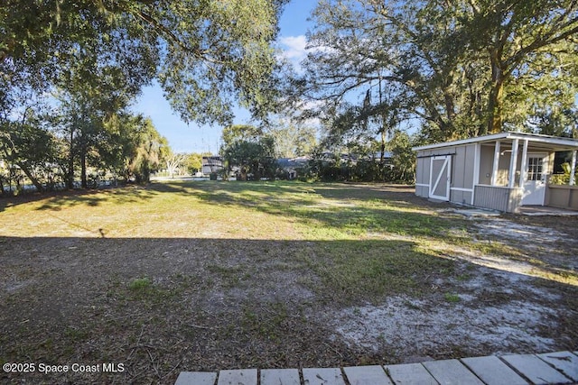 view of yard featuring a shed