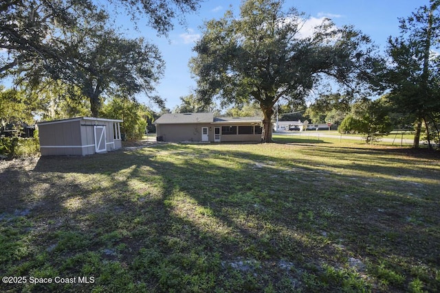 view of yard featuring a storage shed