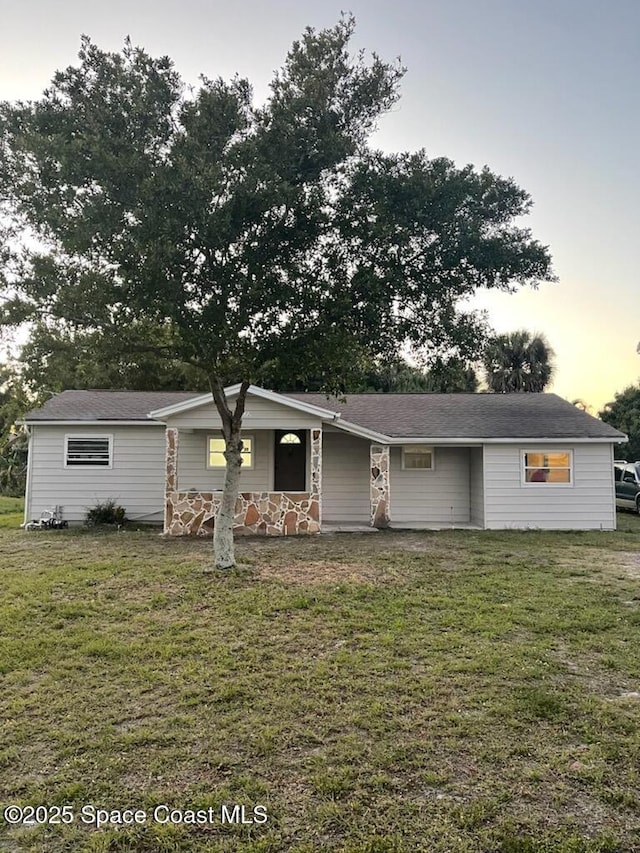 view of front of house featuring a yard