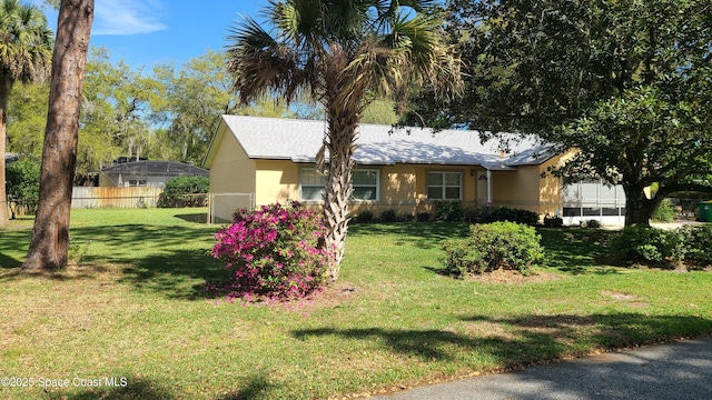 view of front facade featuring a front yard