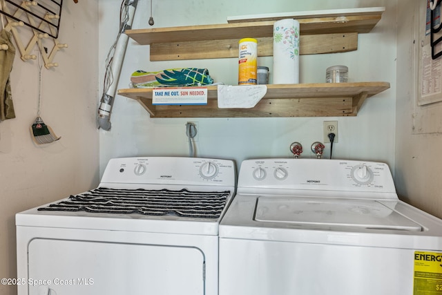 laundry room with washing machine and dryer