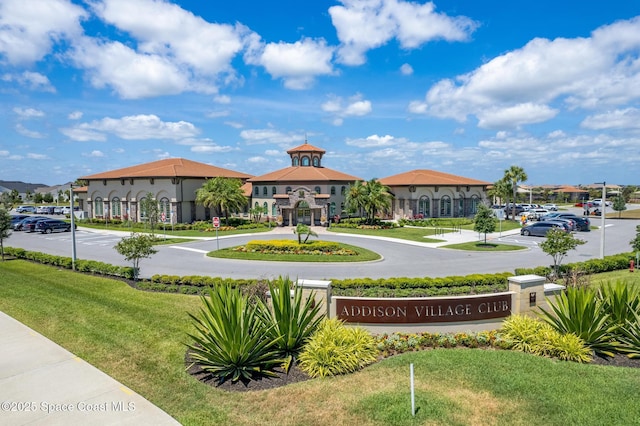 view of property's community featuring a yard