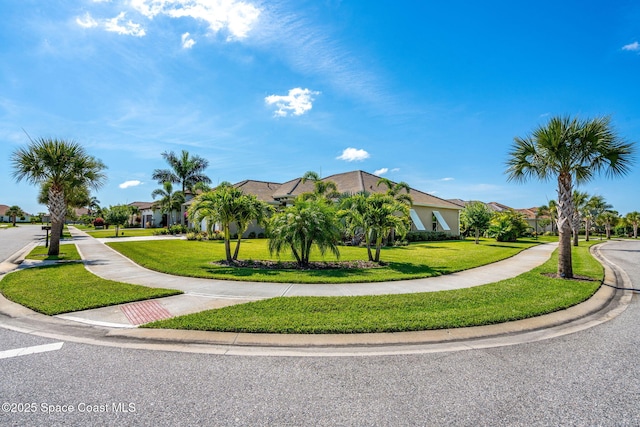 view of front of property featuring a front lawn