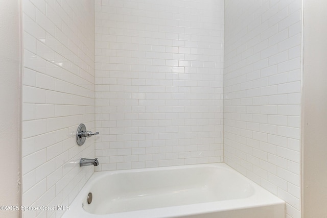 bathroom featuring tiled shower / bath