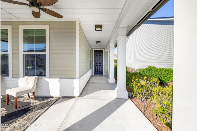 property entrance featuring ceiling fan and covered porch