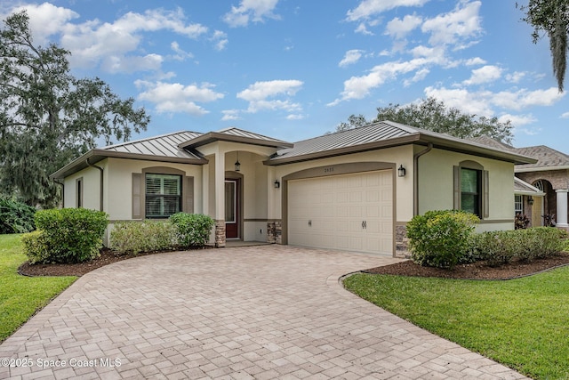 view of front of property featuring a front yard and a garage