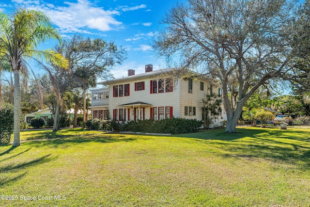 view of front of property featuring a front lawn