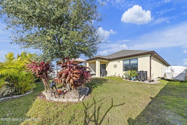 view of front facade with a front yard