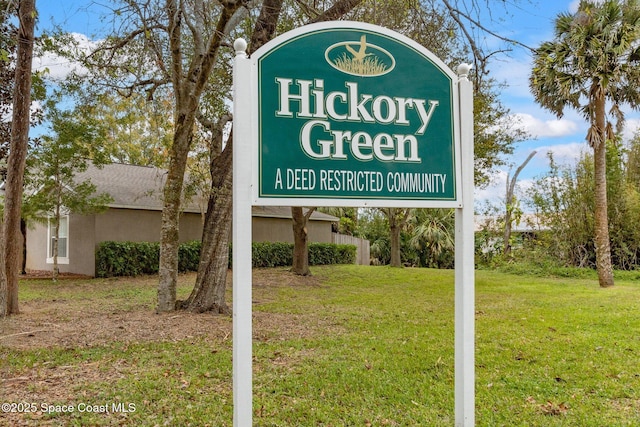 community sign featuring a yard