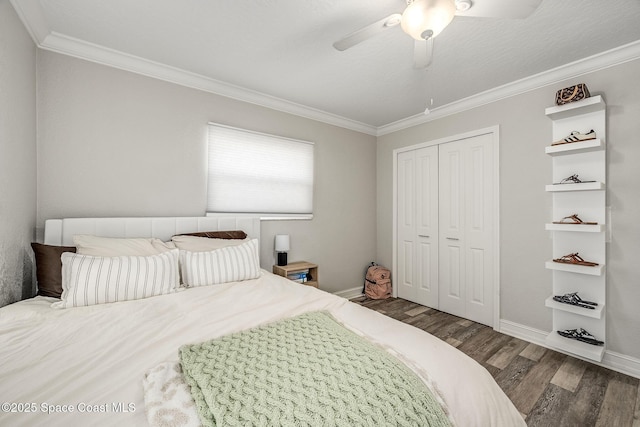 bedroom with ceiling fan, a closet, dark hardwood / wood-style flooring, and ornamental molding