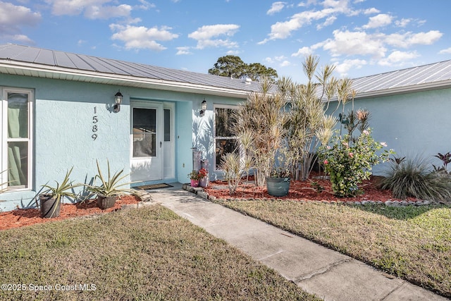 property entrance featuring a yard