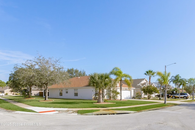 view of front facade featuring a front yard