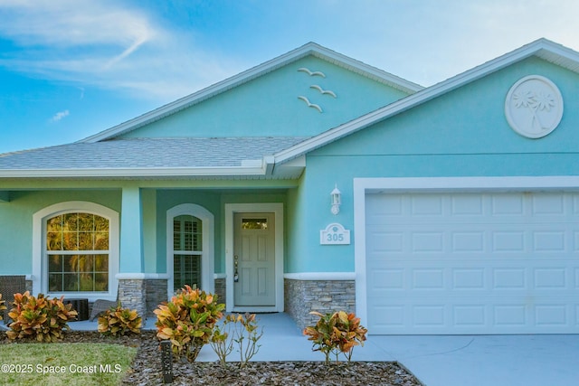 view of front facade featuring a garage