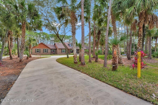 view of front of house featuring a front lawn