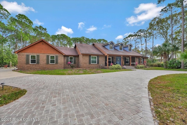 view of front facade featuring a front yard