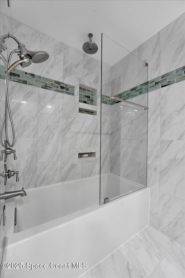 bathroom featuring tiled shower / bath