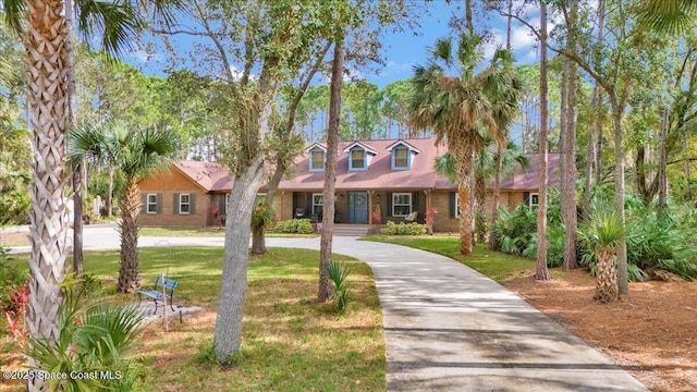 view of front facade with a front lawn