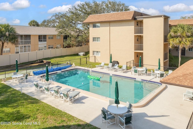 view of swimming pool with a patio and a lawn