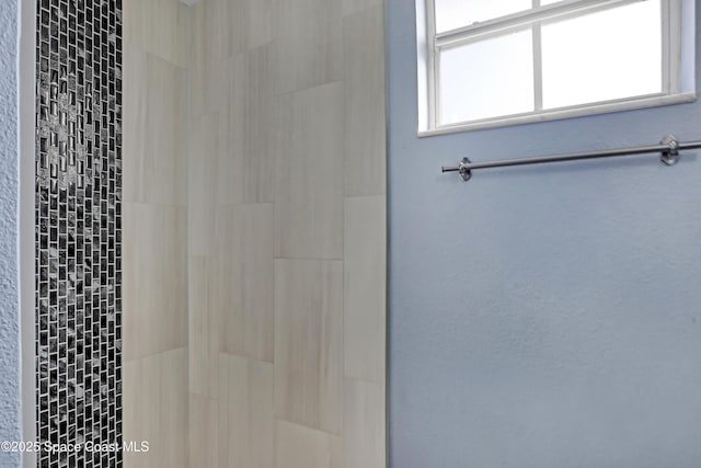 bathroom featuring a tile shower