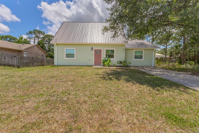 view of front of home featuring a front yard