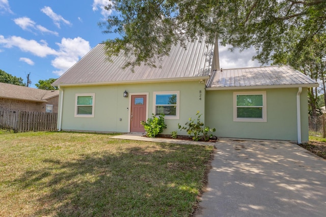 view of front of home featuring a front yard