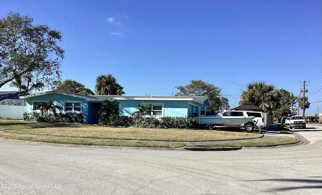 view of front of property featuring a front lawn