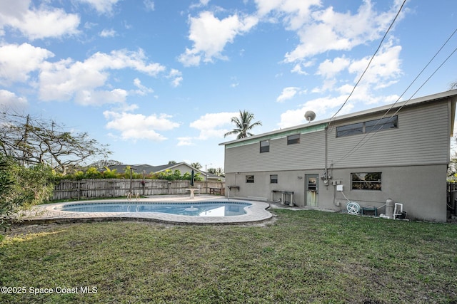 view of swimming pool featuring a lawn