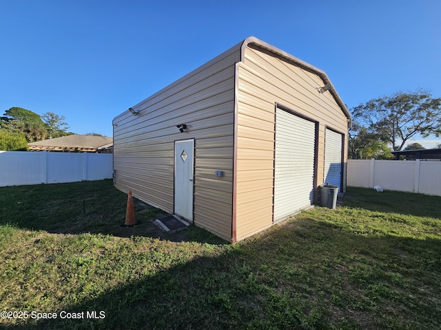 view of outdoor structure featuring a garage and a yard