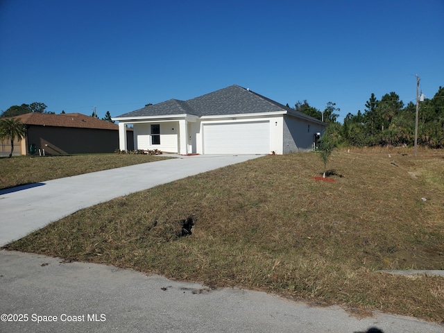 view of front of house featuring a garage and a front yard